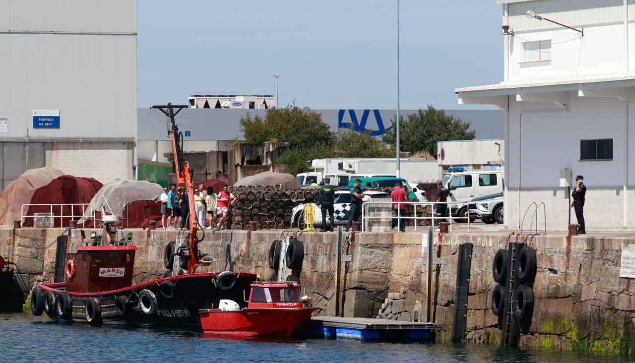 Los cuerpos de seguridad se trasladaron hasta el puerto cambadés