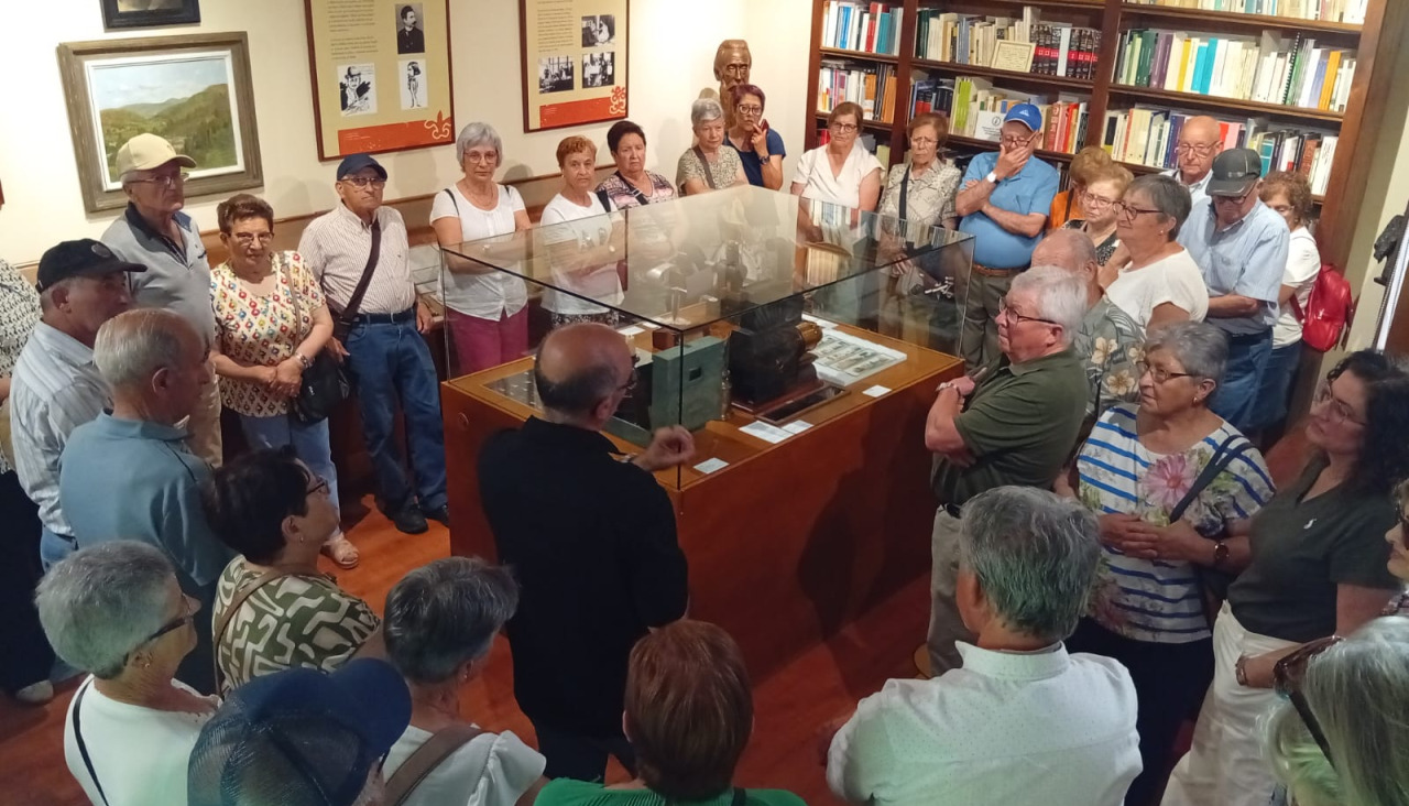El director del Museo Valle-Inclán, Antonio González, guio a los visitantes por las colecciones originales y otros contenidos que alberga la Torre de Bermúdez y el resto del inmueble