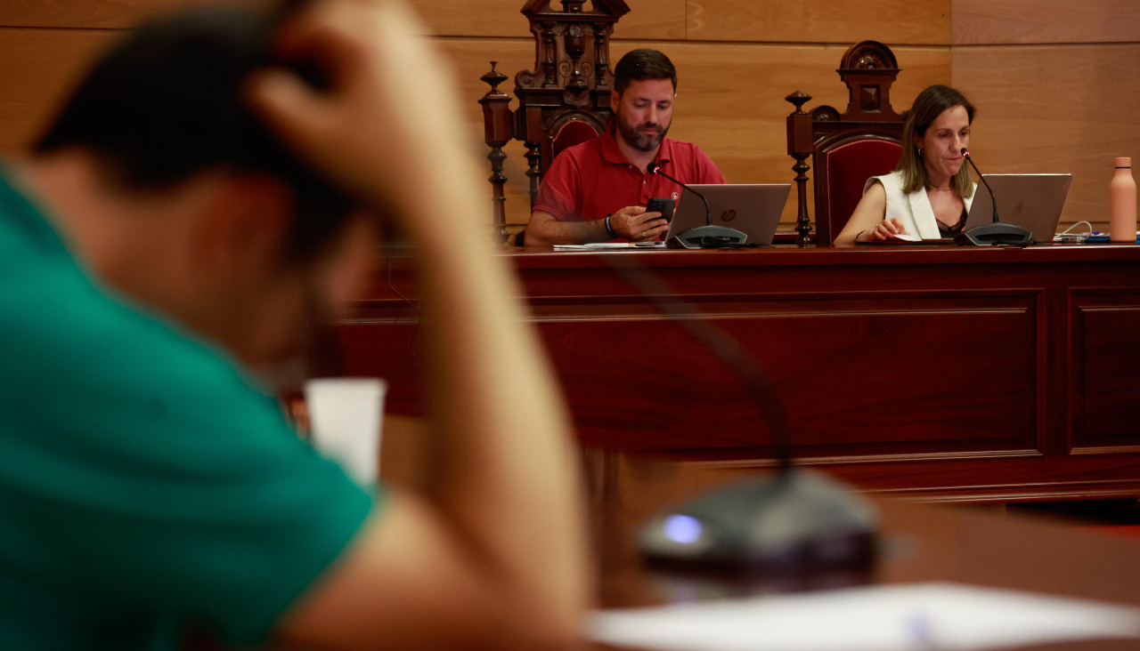 El edil de Pode, José Ramón Abal y, al fondo, el alcalde, Samuel Lago, durante el Pleno de aprobación del Presupuesto