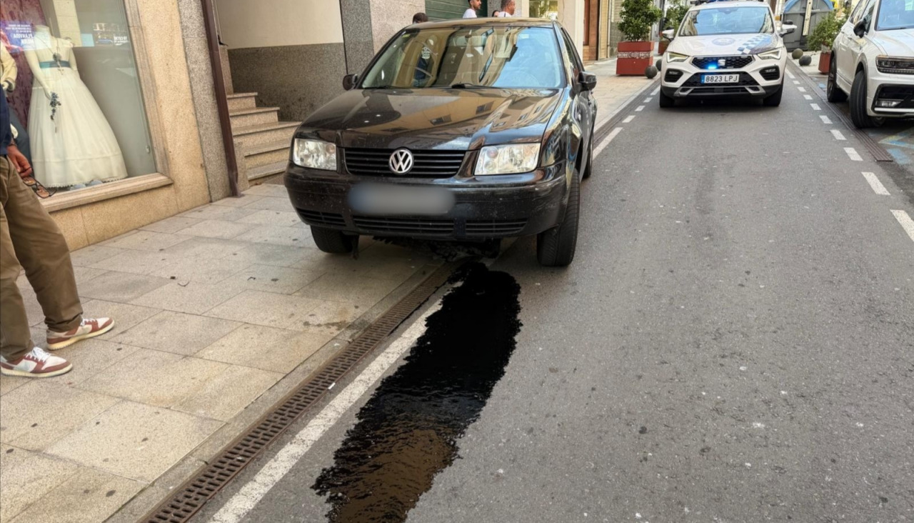 El Volkswagen Bora acabó subido en la bola metálica y derramó aceite