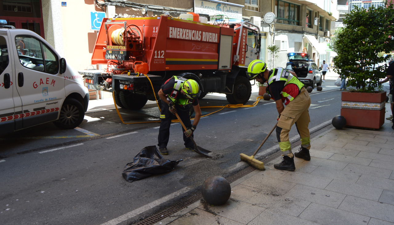 Los integrantes del GAEM de Ribeira absorbieron la mancha de aceite con sepiolita y luego la acabaron de eliminar con desengrasante y agua, además de frotar con un cepillo