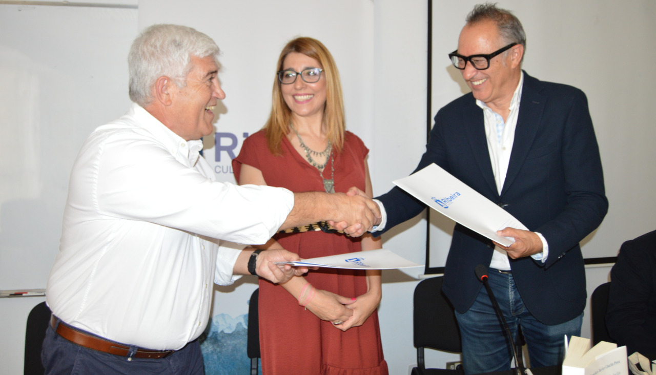 Ciprián Rivas y José María Paz estrecharon sus manos como muestra de la unidad tras la firma del convenio