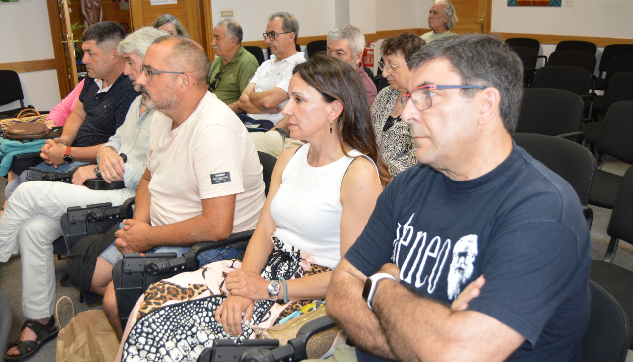 El acto de la firma del convenio contó con la asistencia de vecinos de Ribeira y de Vilanova en representación de las dos entidades que lo suscribieron