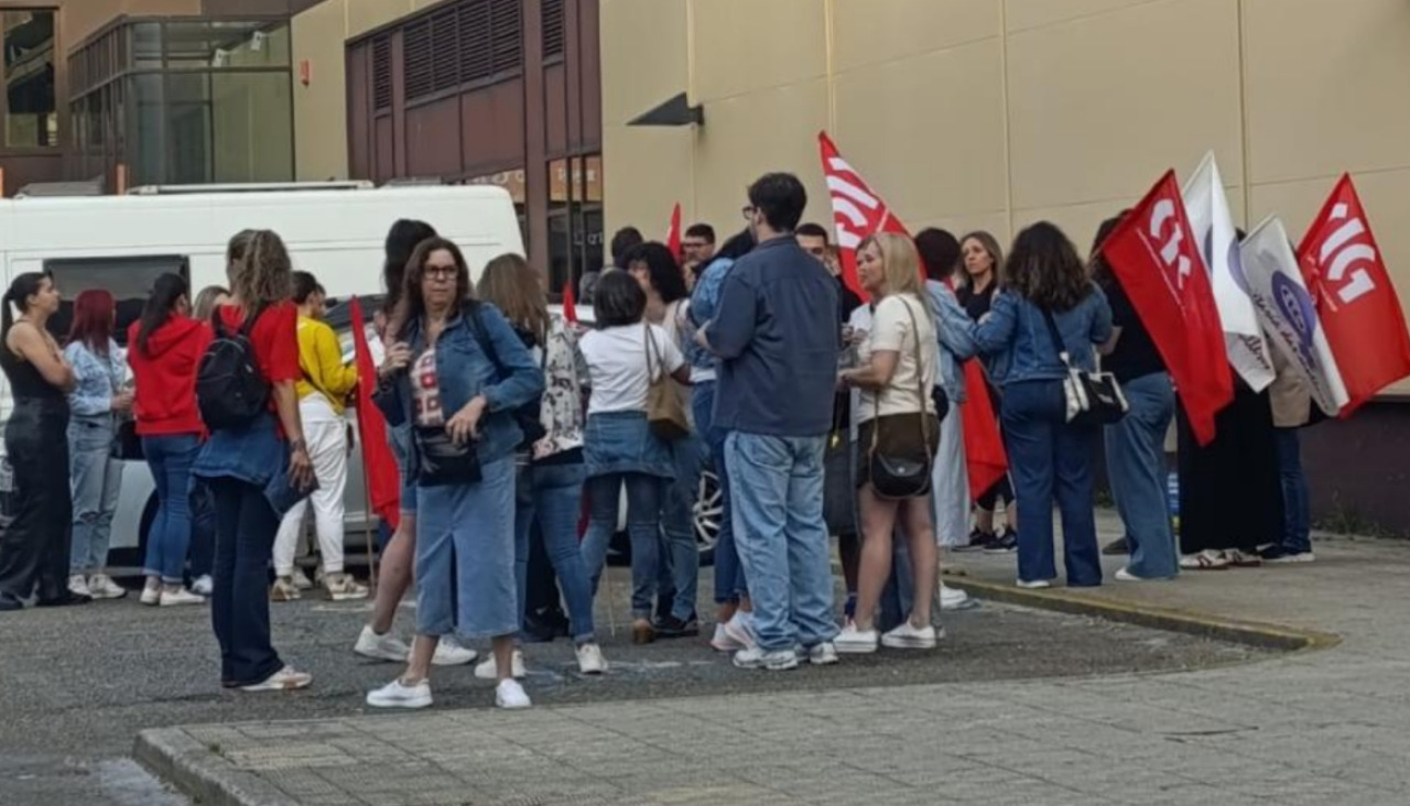 Imagen de los piquetes informativos ante un negocio del sector de alimentación de Ribeira en la huelga del pasado 29 de mayo, cuando tuvo lugar una manifestación en Santiago de Compostela