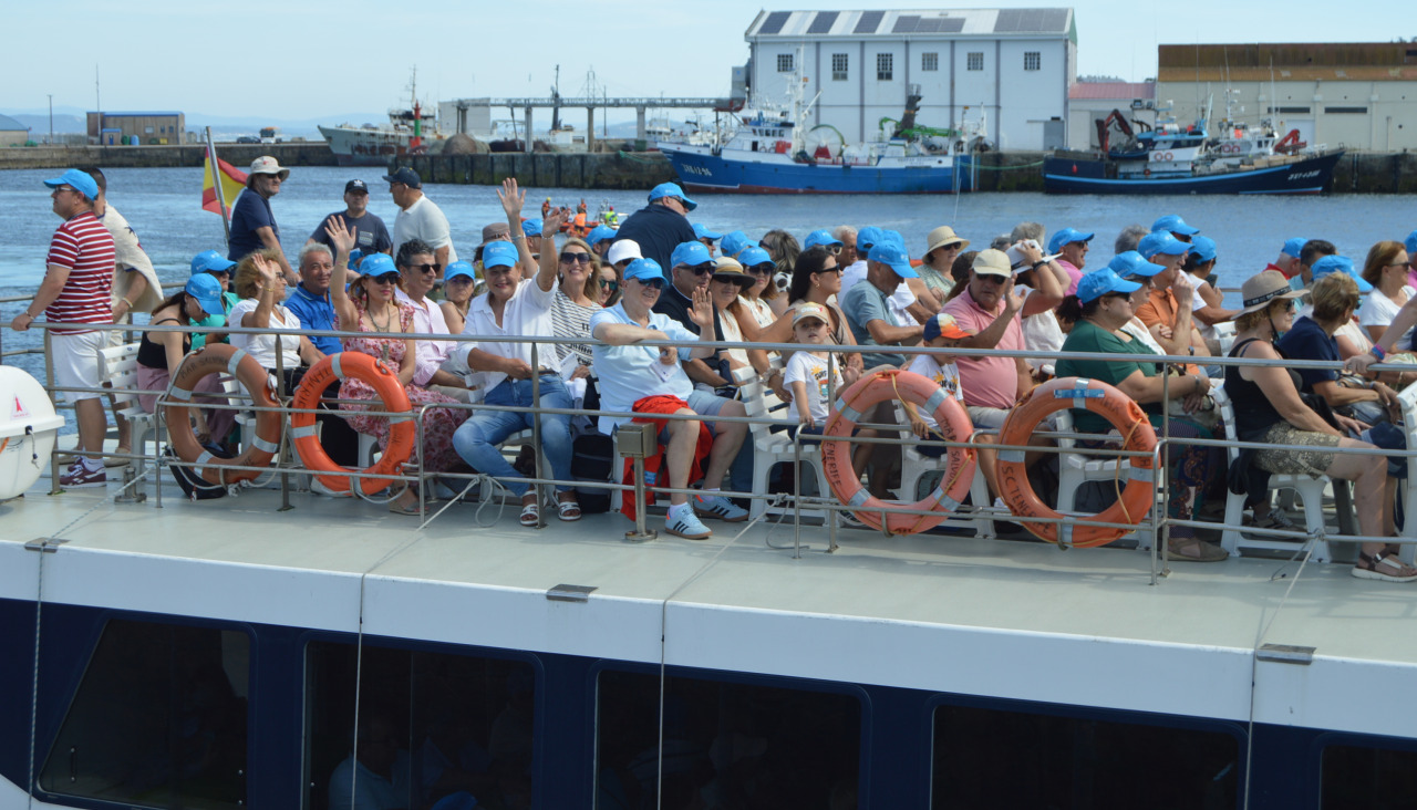 Un total de 140 persona se subieron al catamarán fletado por el Ayuntamiento ribeirense para tomar la salida desde el pantalán de la lonja de la capital barbanzana