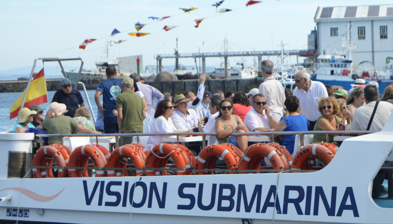 Uno- de los catamaranes fletados por la Fundación Ruta do Mar de Arousa e Ulla tomó la salida desde el pantalán de la lonja ribeirense