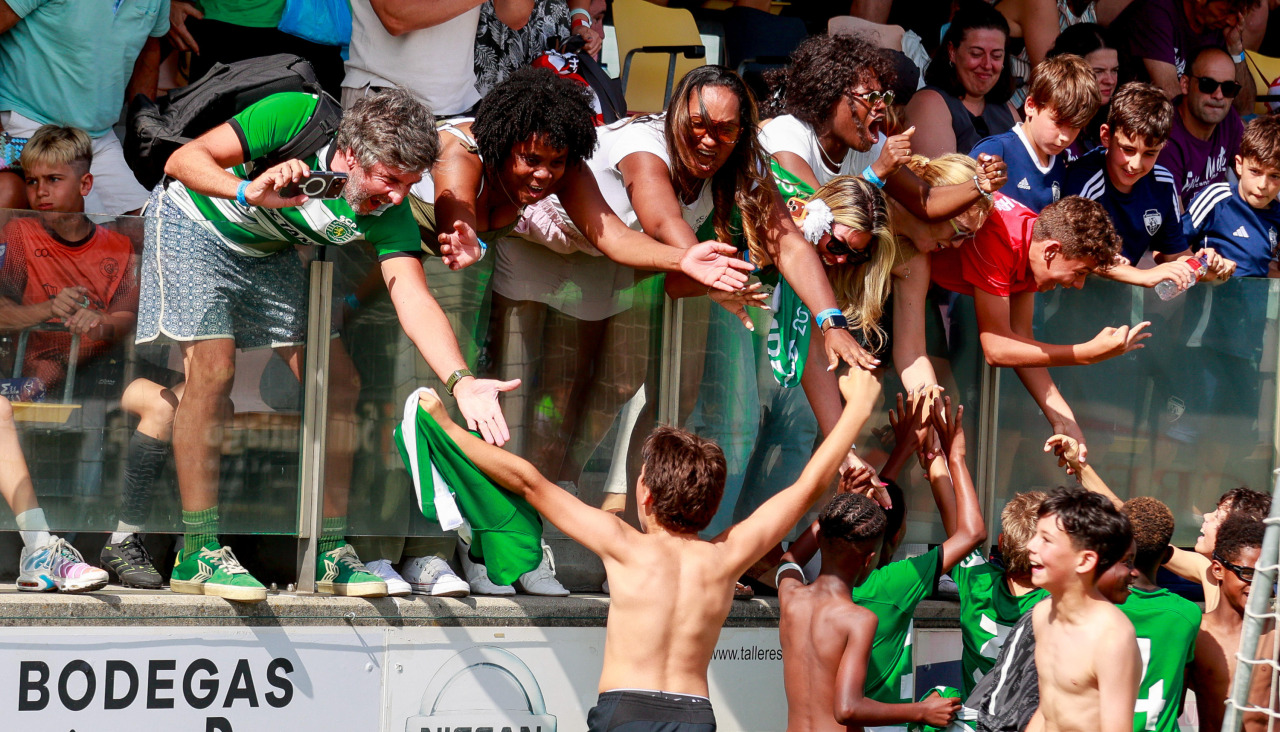 Los benjamines del Sporting celebran la victoria con su afición