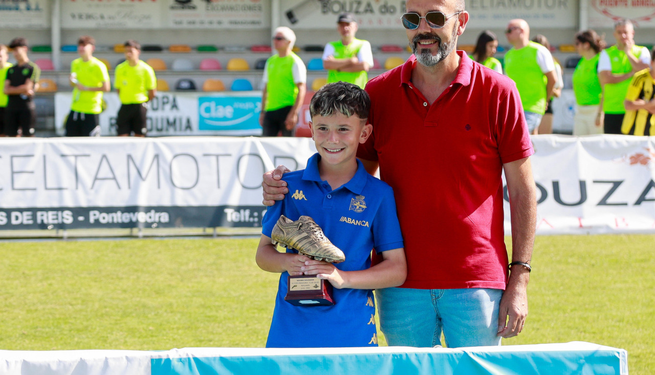 Pablo Campanero, delantero del Deportivo, recogió el trofeo de máximo goleador del torneo de manos de Paco Ozores