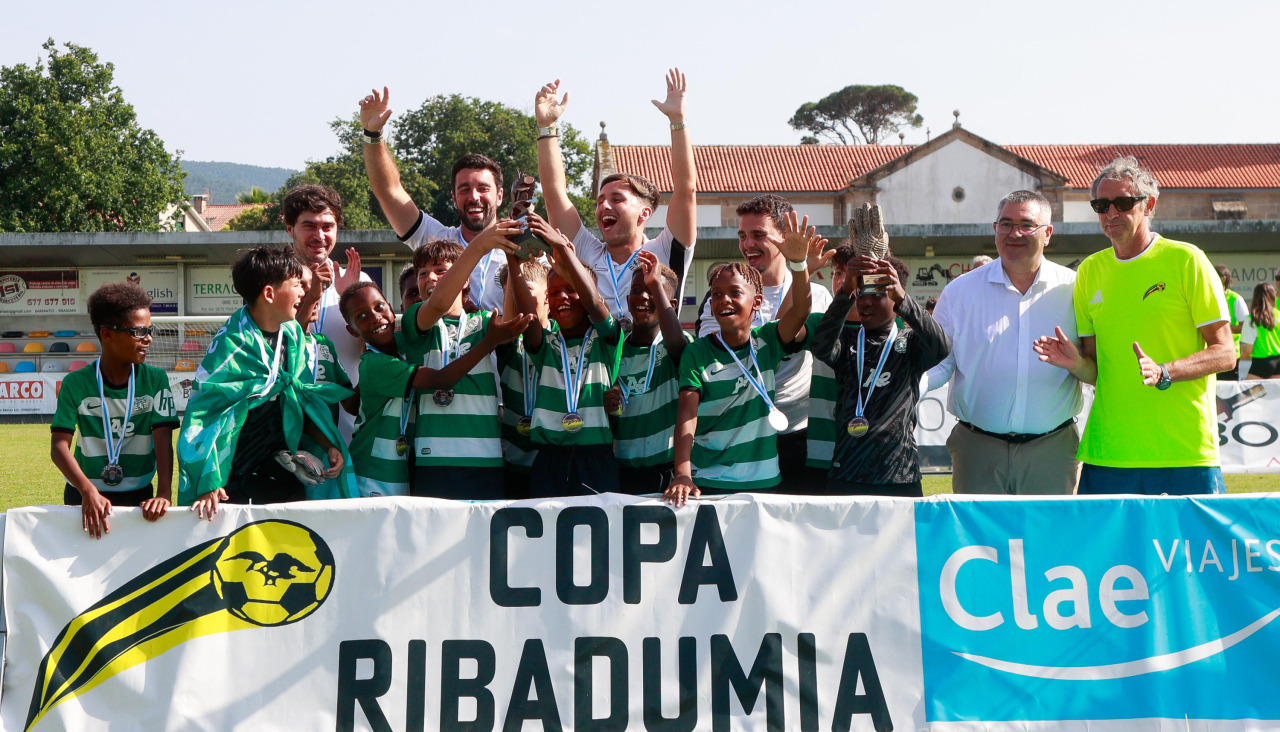 El alcalde David Castro y el presidente del club organizador, Toño Serantes, entregaron el trofeo de campeón al Sporting