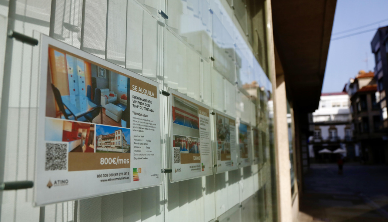 Anuncios de pisos en alquiler en una inmobiliaria de Vilagarcía, en una imagen de archivo