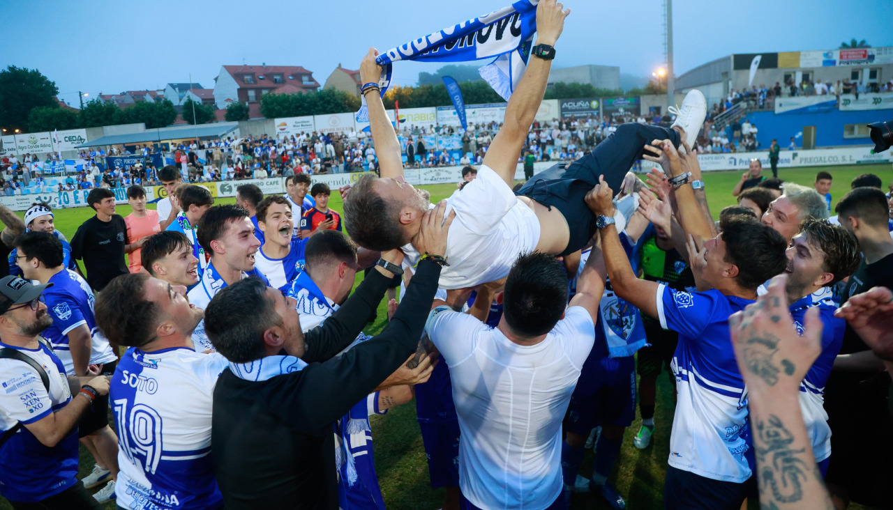 Los jugadores del Portonovo mantean a Minso tras conseguir el ascenso con otra victoria ante el Lemos