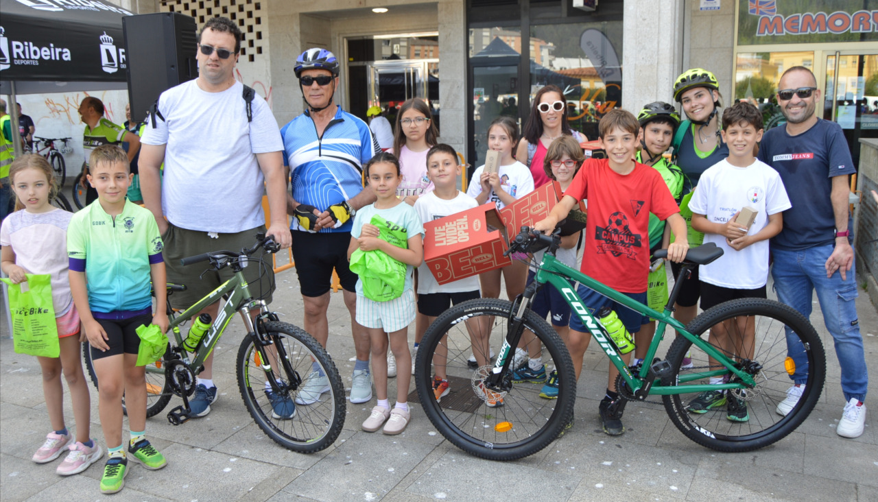 Los ganadores de los obnjetos sorteados, entre los que se incluyeron dos bicicletas, se hicieron una foto de grupo al final del evento