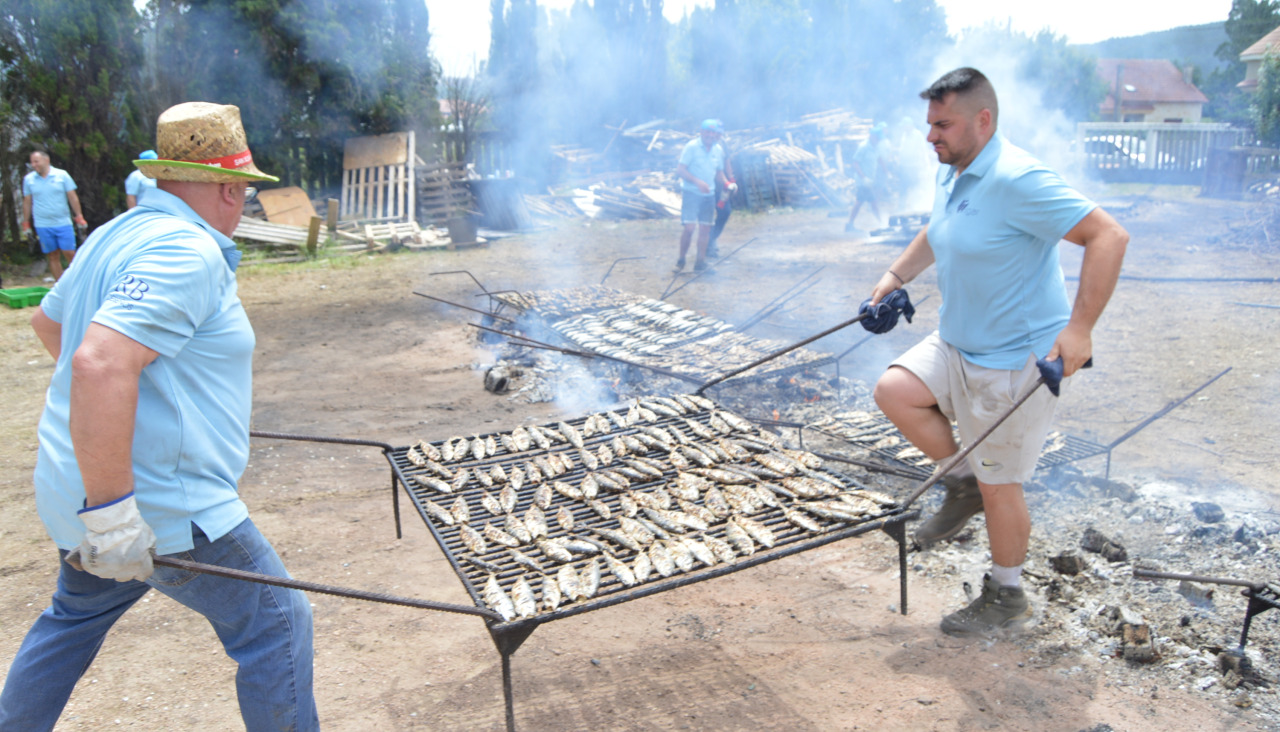 Decenas de personas se encargaron de asar el pescado