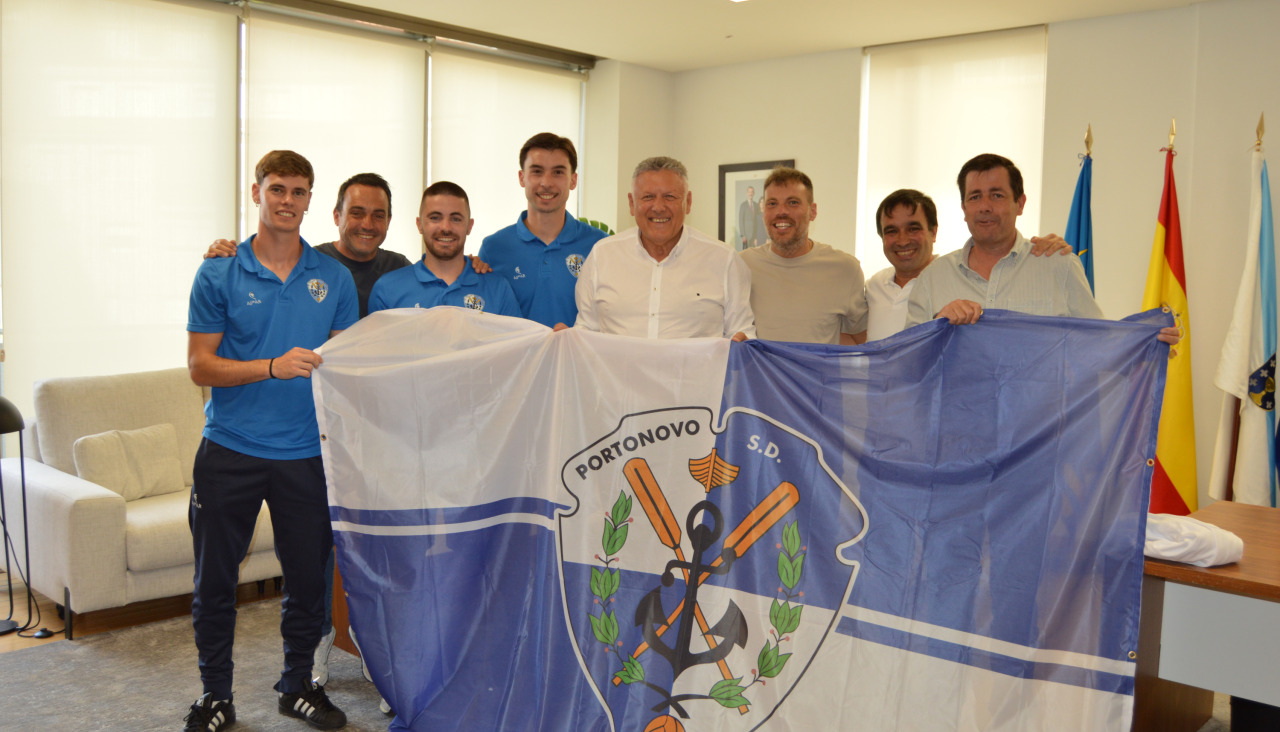 El alcalde de Sanxenxo, Telmo Martín, y el concejal de Deportes, Marcos Guisaola, recibieron a una representación de la directiva, cuerpo técnico y plantilla del Portonovo ayer en el Concello