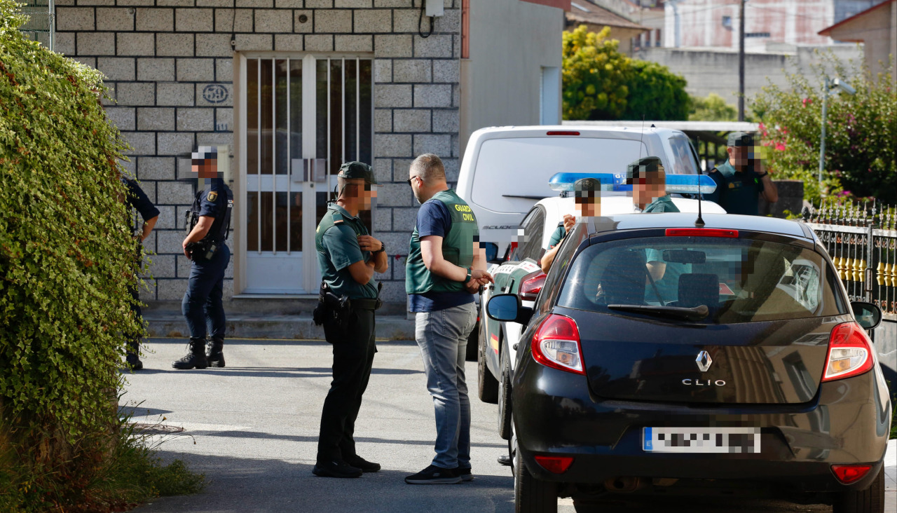 Agentes durante el operativo en el domicilio donde ocurrió todo