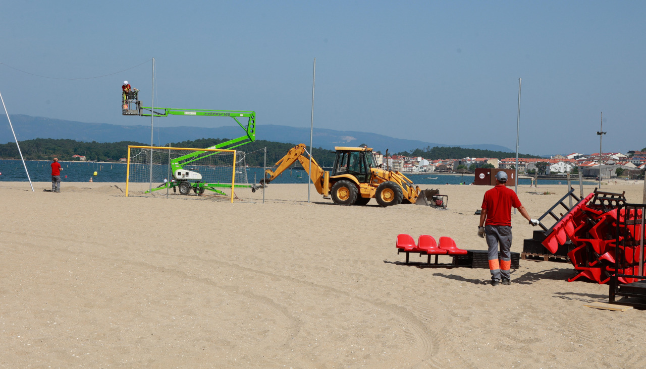 El Concello está colocando redes petrimetrales y gradas en los campos de fútbol playa de A  Compostela