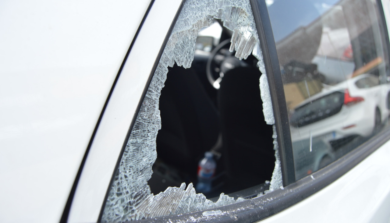 Un Kia Picanto que estaba estacionado en el parking en superficie de un centro comercial de la Avenida da Coiuña amaneció con el cristal de la ventanilla trasera derecho roto