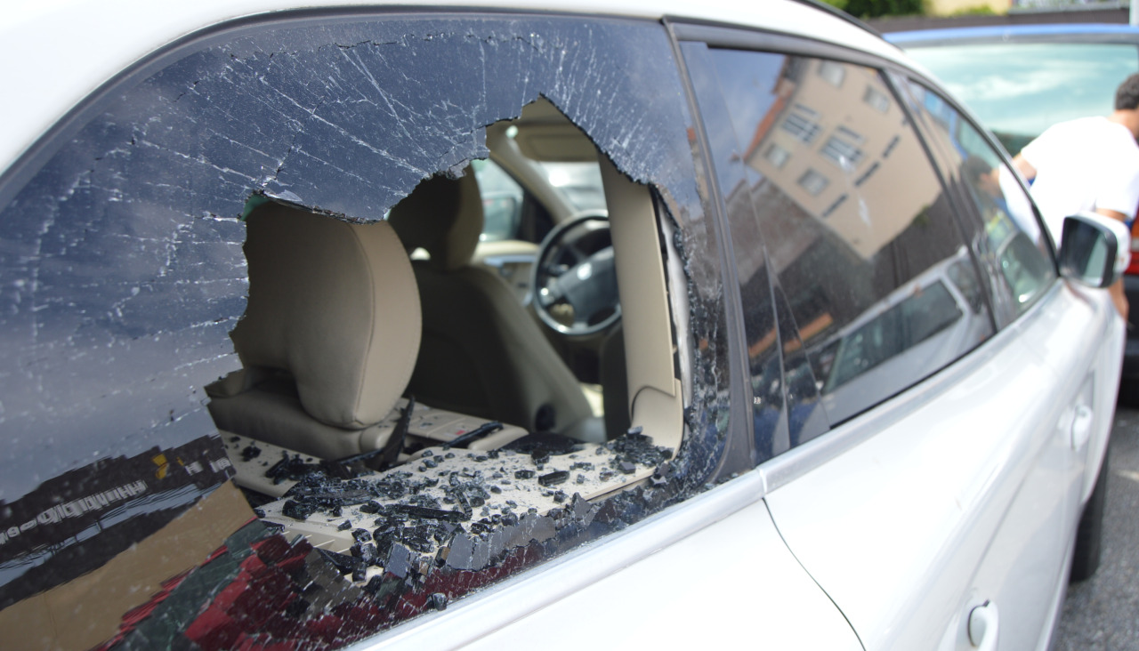 Un Volvo XC60 que estaban estacionado en el parking en superficie de un centro comercial amaneció con el cristal de la ventanilla trasera derecha roto