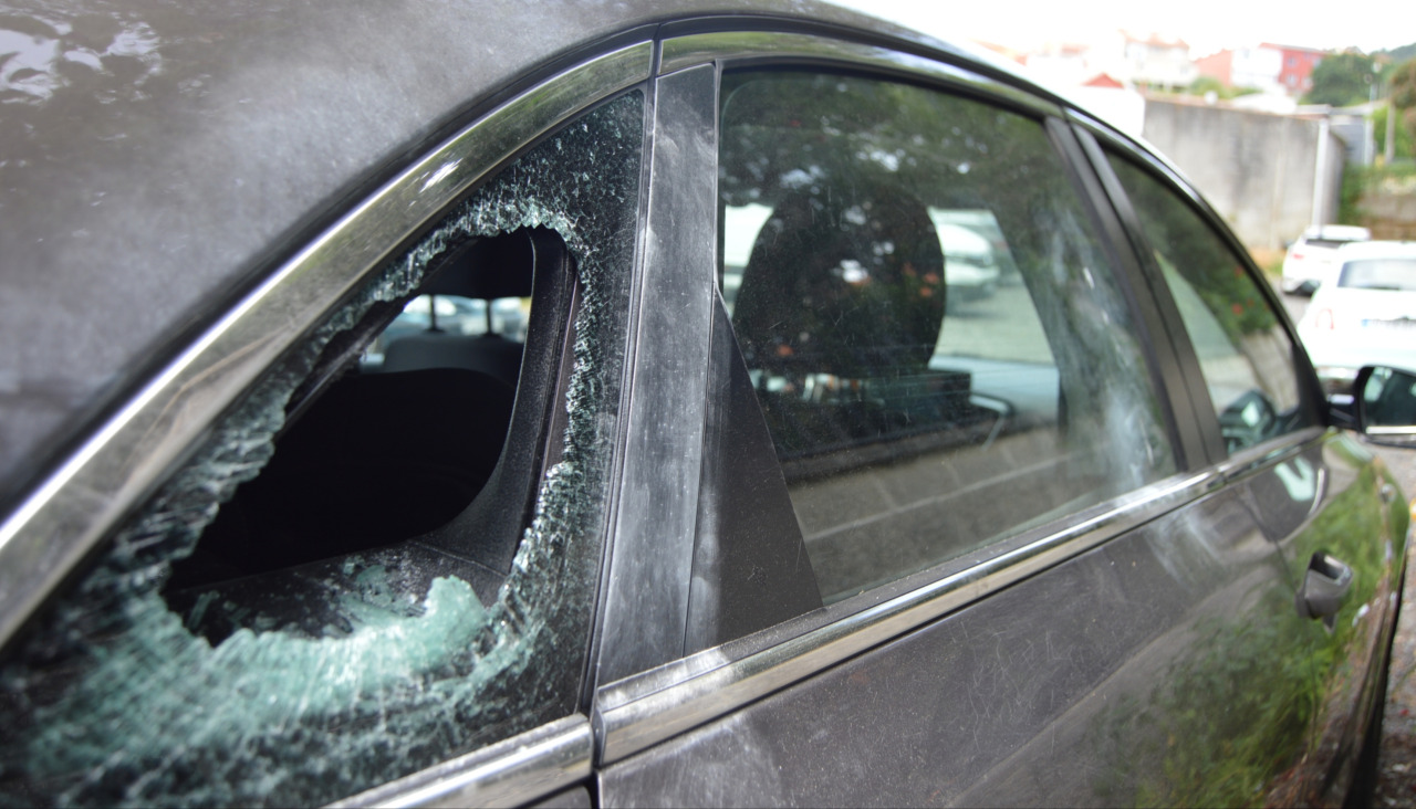 Un Kia Ceed aparcado en las inmediaciones de la urbanización 8 de Marzo fue uno de los coches que aparecieron con el cristal de una ventanilla trasera del lateral derecho roto