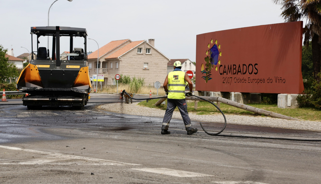 Asfaltado en la rotonda de Vilariño
