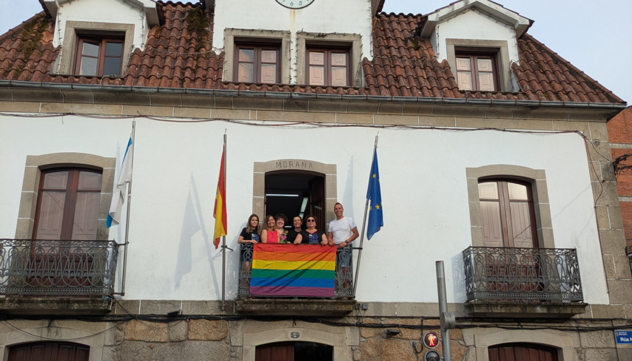 El colectivo feminista impulsó la colocación de la bandera