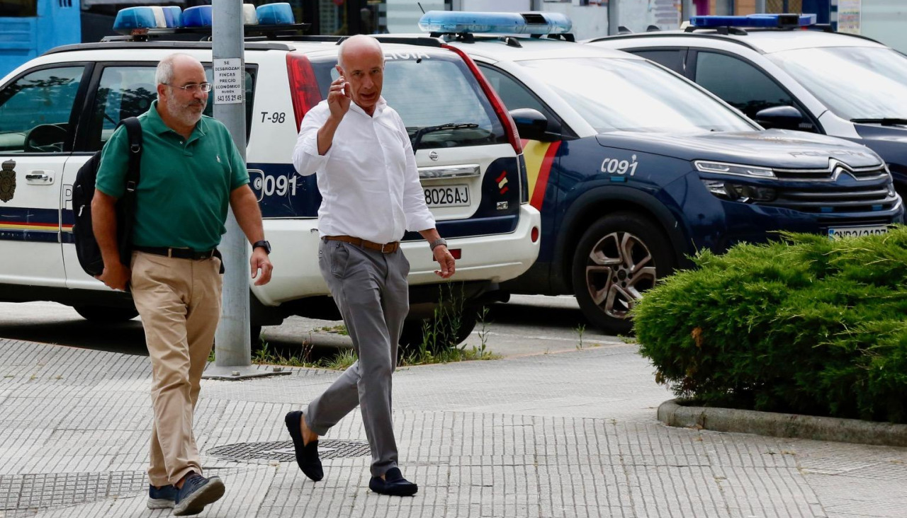 El regidor saluda a la prensa a su llegada a los juzgados para su toma de declaración por esta querella, el verano pasado