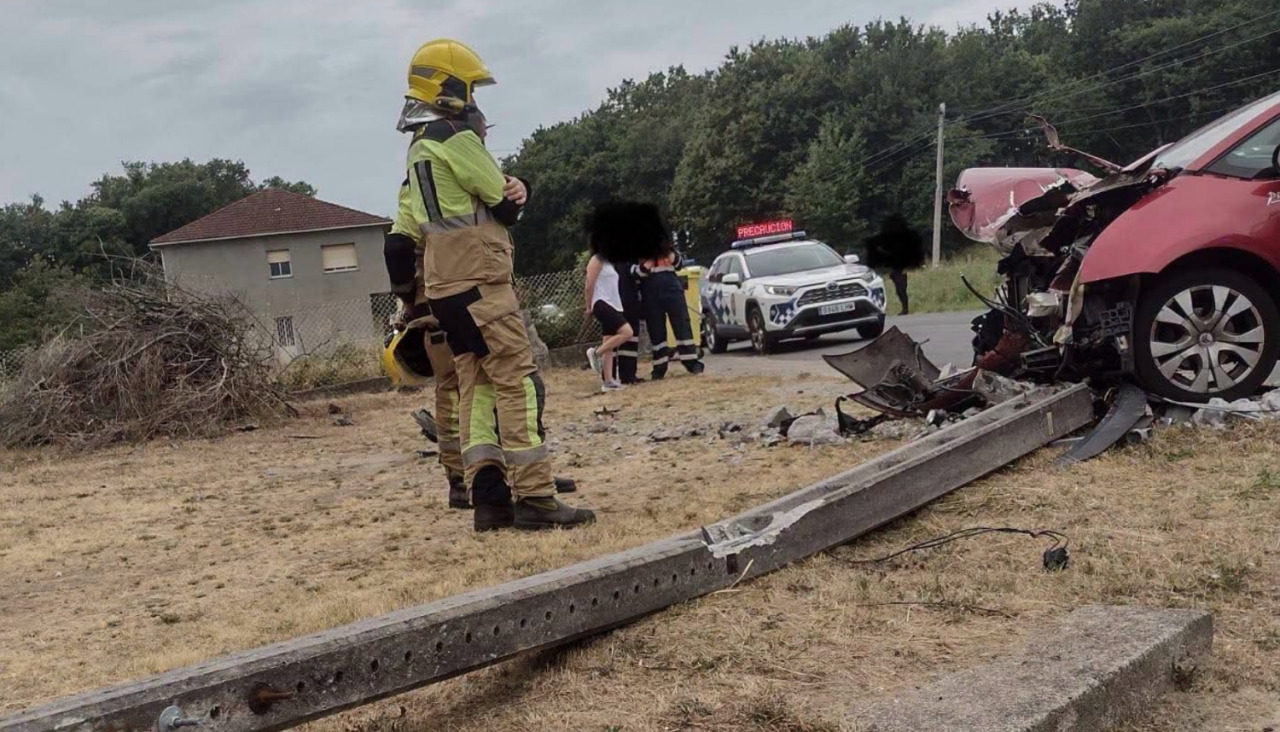 Un Citroën Picasso impactó con un poste del alumbrado público en Abuín
