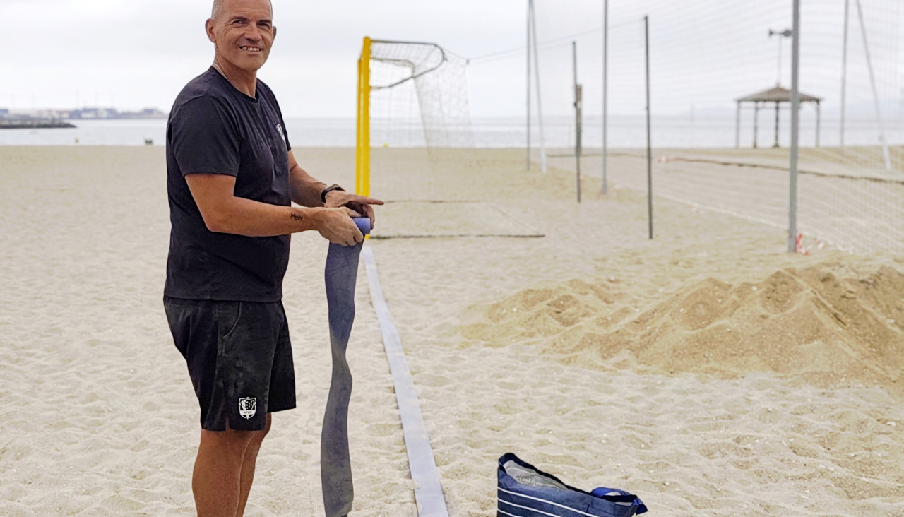 Luis Treviño se pasó el día de ayer ultimando los preparativos en los campos de la playa Compostela