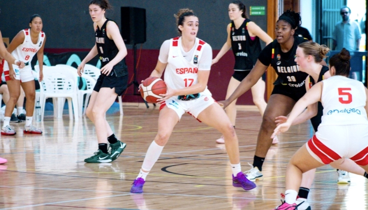 Irene Noya en una acción del partido de preparación ante Bélgica