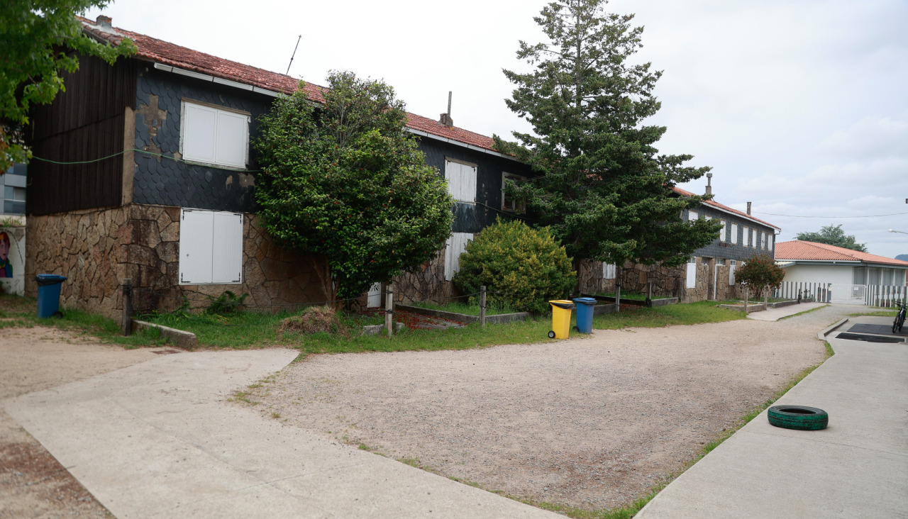 El Concello analizará con colectivos y comunidad educativa los usos de más antiguas viviendas en el CEIP Torre, que podrían albergar una sede para el Baloncesto Dorna en tanto no se complete la zona deportiva |