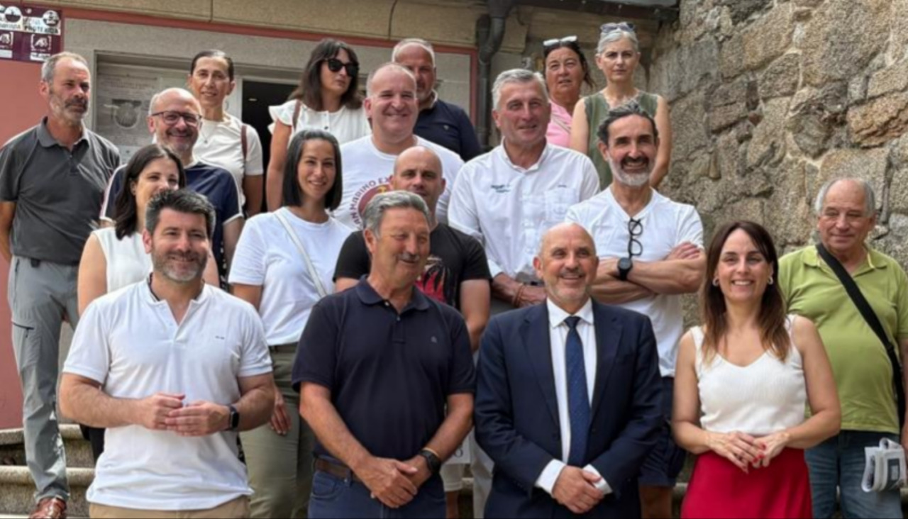 José Carlos Vidal, presidente de Barbanza Arousa y junto al edil ribeirense Ramón Doval Sampedro y el representante de la empresa adjudicataria del proyecto, Emilio Cuiñas, presentó la iniciativa ante una docena de representantes de la firmas adheridas