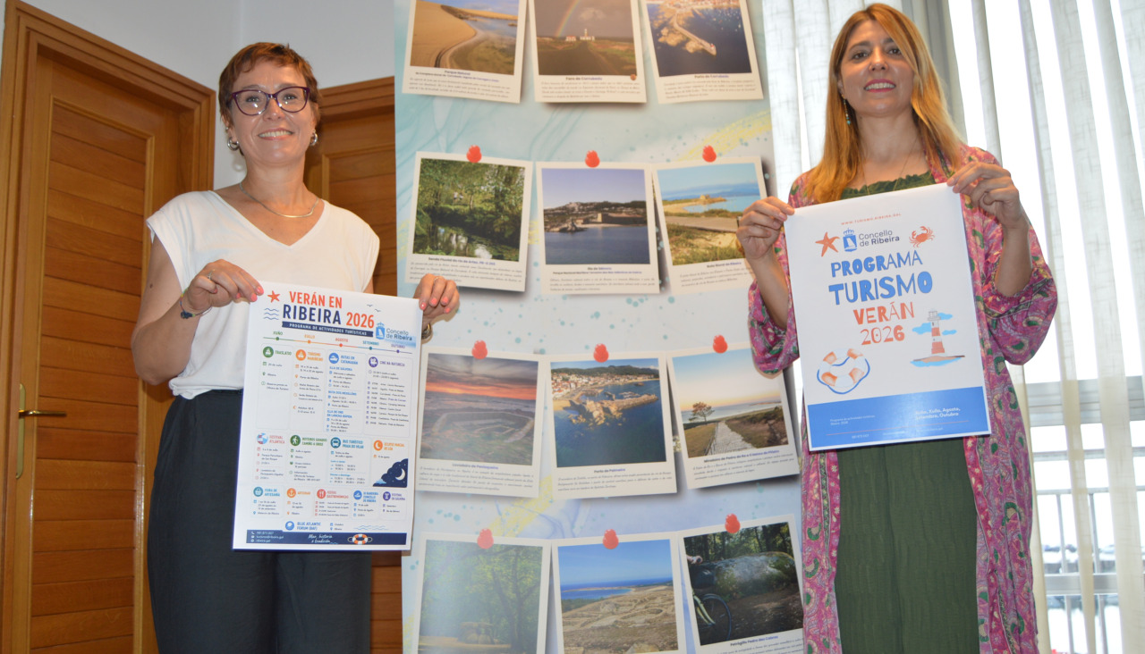 Irene Maneiro, técnica municipal de Turismo, y Ana Barreiro, concejala de esa misma área, presentaron los carteles de la programación diseñada para este verano