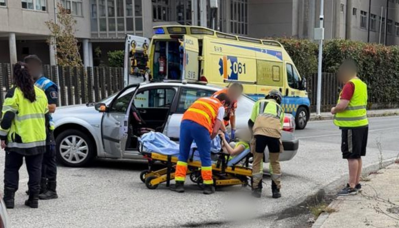 El persona técnico de emergencias sanitarias del 061 con base en Rianxo y la dotación de guardia del parque comarcal de Bomberos de Boiro atendió a la víctima, a la que subieron a una camilla para su posterior traslado al hospital comarcal
