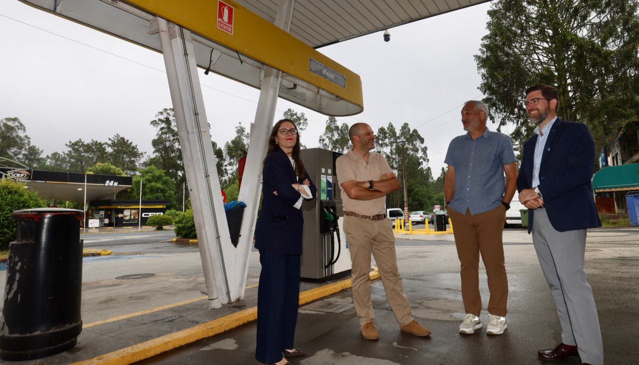 El delegado territorial de la Xunta en Pontevedra, Pablo López, en la gasolinera Caldas Margen Derecho