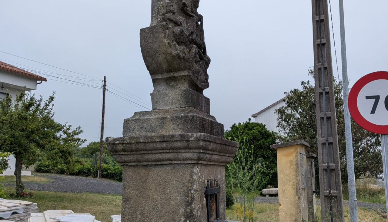 El entorno del peto de ánimas de O Pino, en Valga