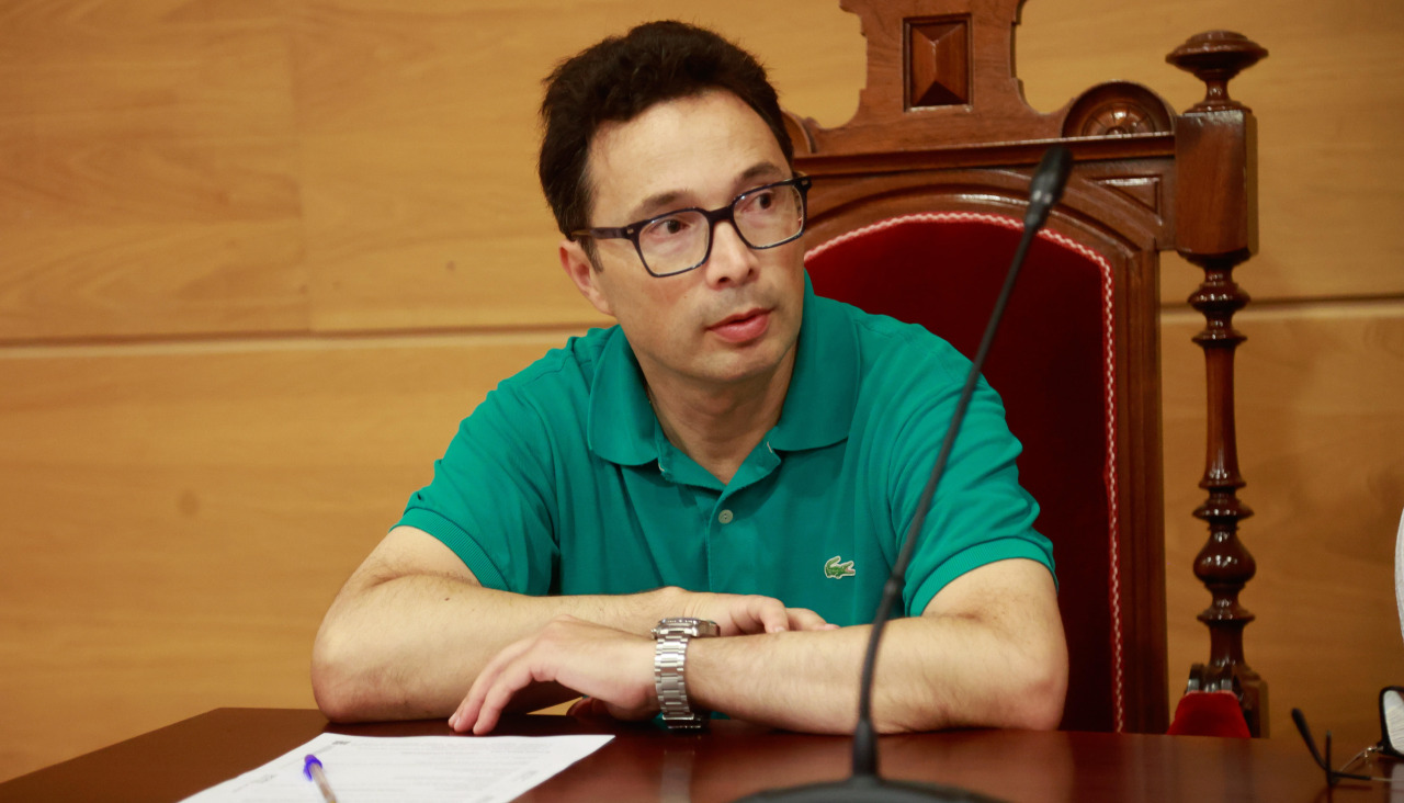 El edil de Cambados Pode, José Ramón Abal, en un Pleno
