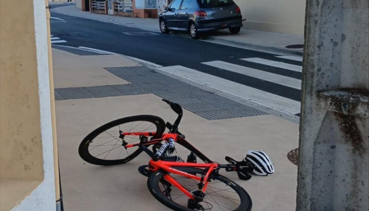 El cuadro de la bicicleta quedó doblado como consecuencia del impacto que recibió del otro vehículo implicado en el accidente de tráfico
