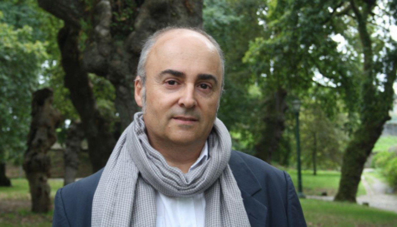 El periodista y escritor Antón Riveiro Coello nació en 1964 en la localidad ourensana de Xinzo de Limia
