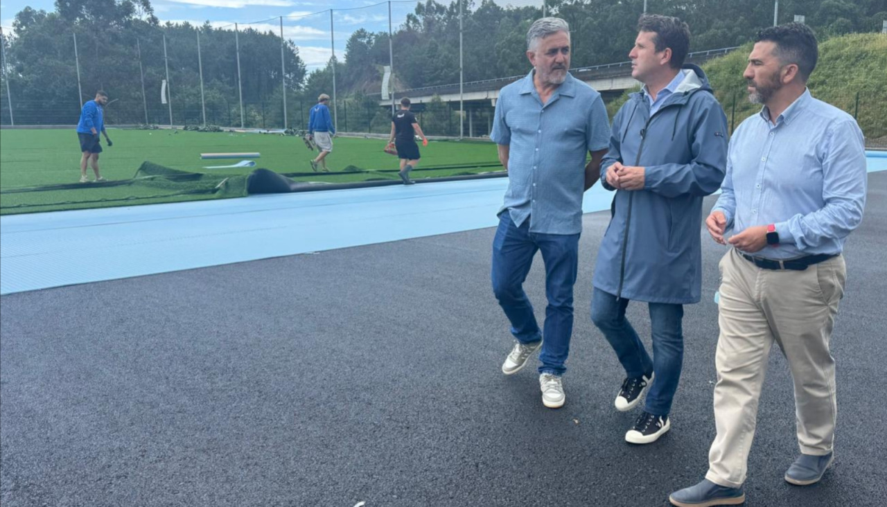 El alcalde boirense, José Ramón Romero, y los concejales de Urbanismo e Obras y de Deportes, Luis Ruiz y Marcos Fajardo, respectivamente, visitaron las instalaciones deportivas para comprobar la evolución de los trabajos