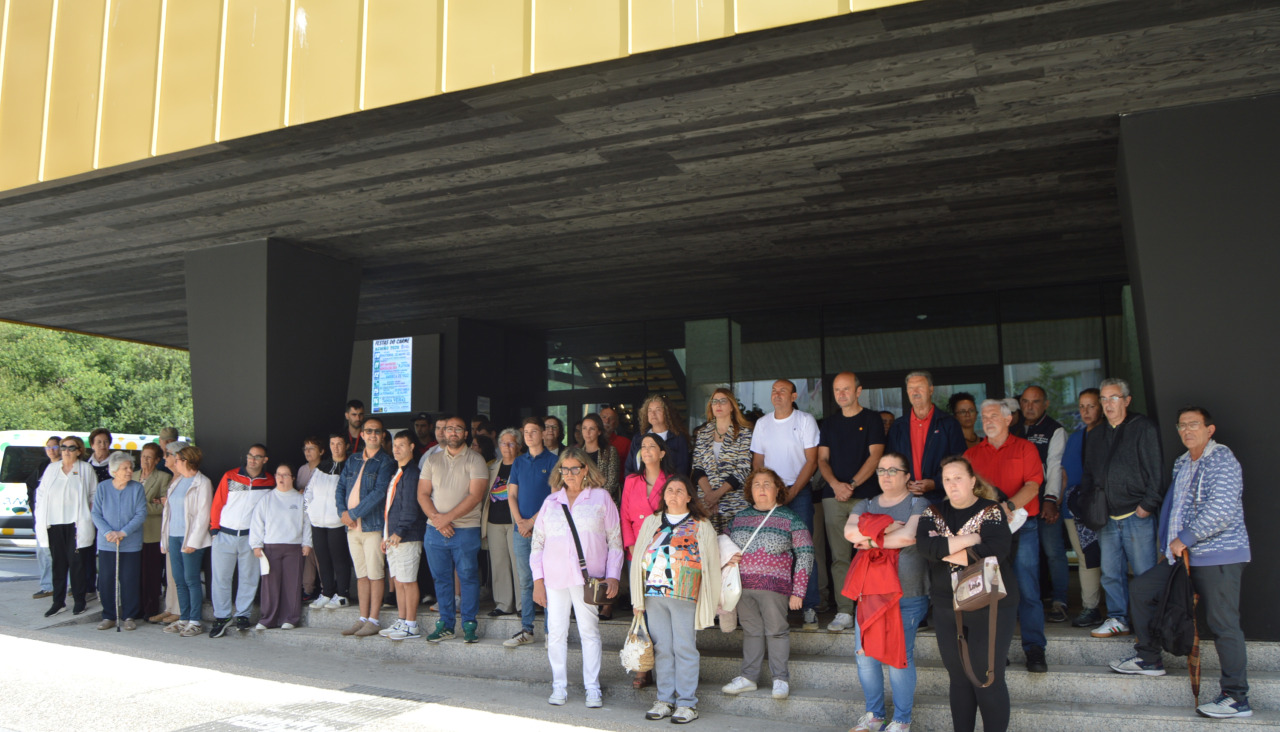 Ribeira, con la alcaldesa María Sampedro al frente, guardó un minuto de silencio en memoria de las víctimas del terremoto de Venezuela a las puertas del auditorio municipal