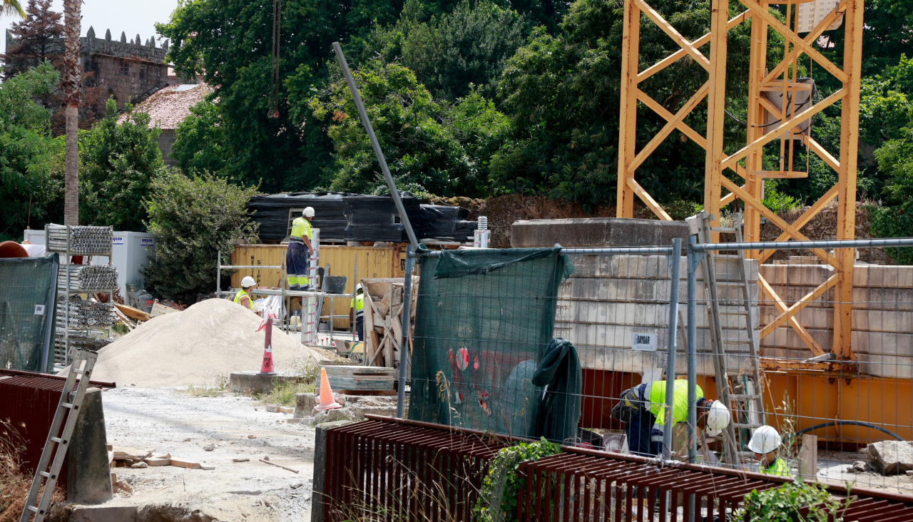 Los trabajos en la zona de la Praza de Abastos siguen activos