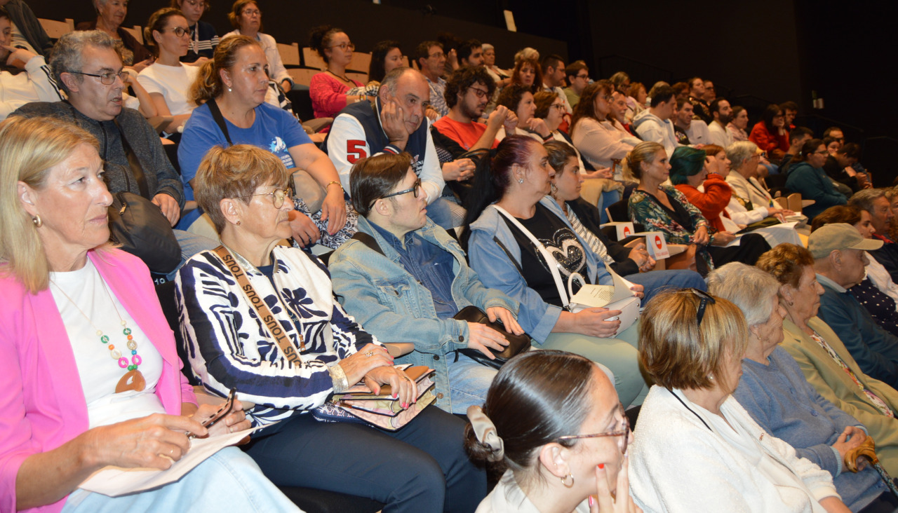 Decenas de personas asistieron al acto institucional de Ribeira por el Día del Orgullo en la sala polivalente del auditorio municipal