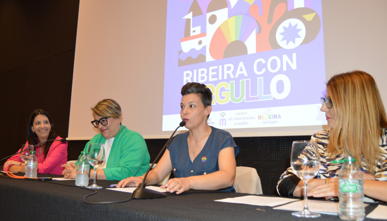 El matrimonio integrado por Ana Lampón y Elena Rego, flanqueado por la alcaldesa María Sampedro y la concejala Ana Barreiro, fue pregonero en el acto institucional del Día del Orgullo