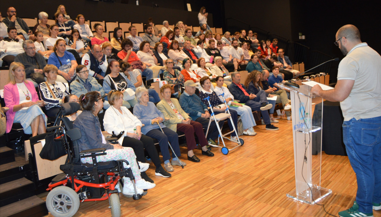 El portavoz socialista Francisco Suárez-Puerta dio lectura a una parte del manifiesto institucional por el Día del Orgullo en Ribeira