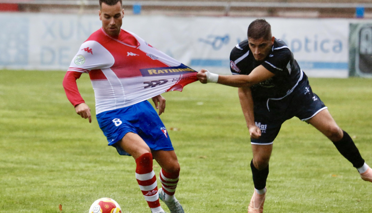 Antón Concheiro se convierte en el segundo jugador renovado en el Arosa tras el portero Chema Leobalde