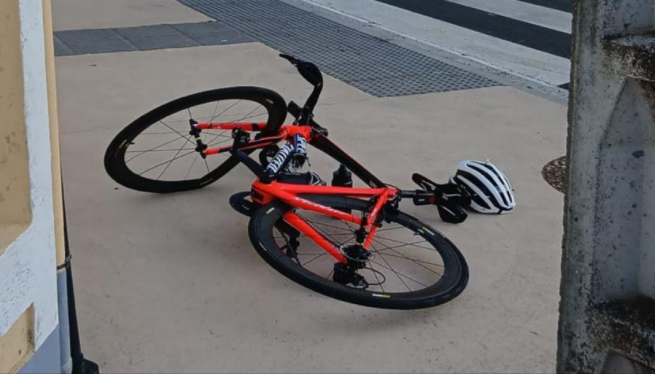 La bicicleta en la que iba montado el hombre de 42 años partió en dos tras recibir el impacto del Peugeot 206 en la Rúa Listres