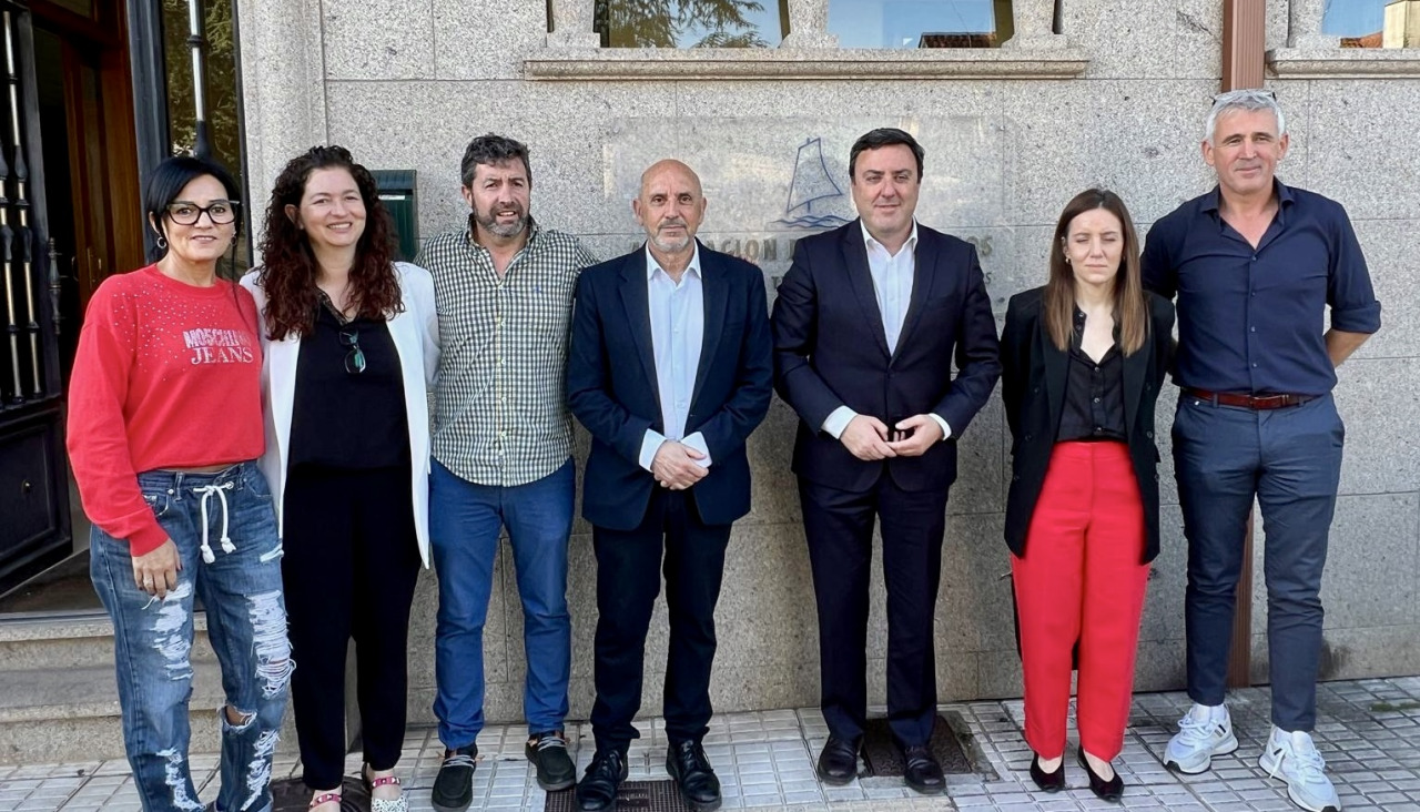 Los representantes de las entidades tras la firma del convenio