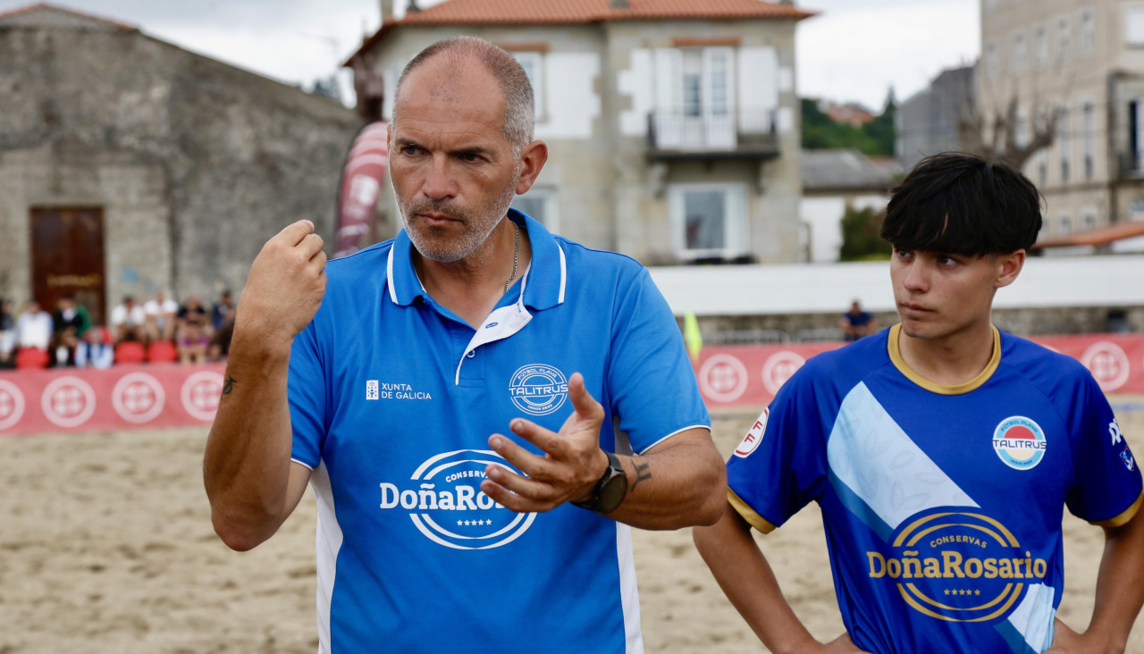 Luis Treviño da indicaciones a sus jugadores durante el último partido ante el Torrejón
