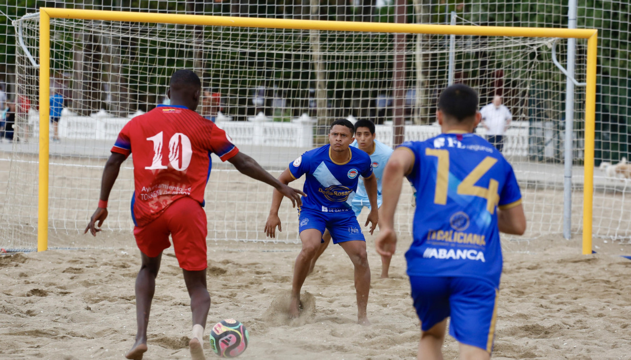 Vilagarcía cuenta ahora con una instalación deportiva en A Compostela que puede usar para varios deportes sobre la arena