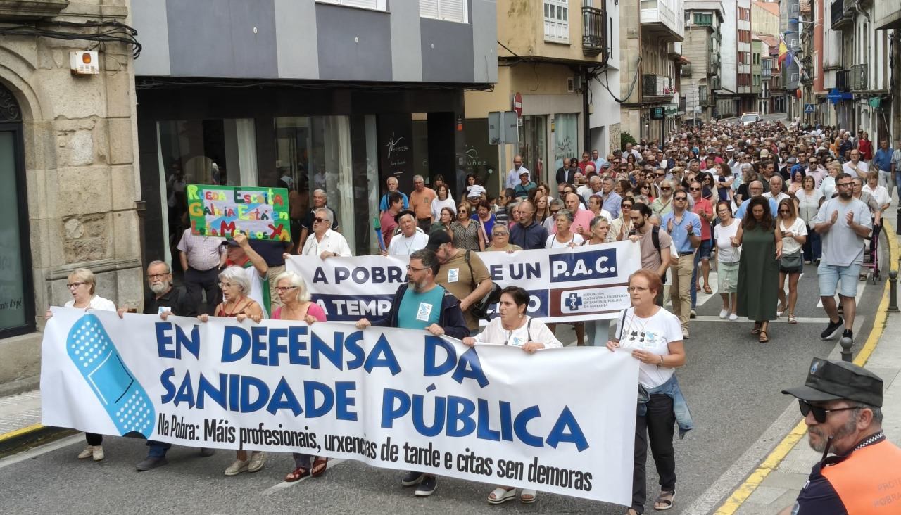 Vecinos y vecinas de A Pobra marchan por la sanidad